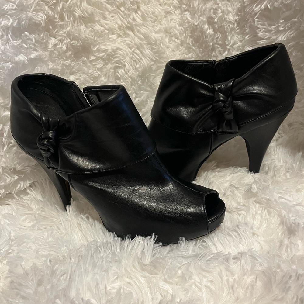 Bamboo size 8 1/2 4 inch heel booties